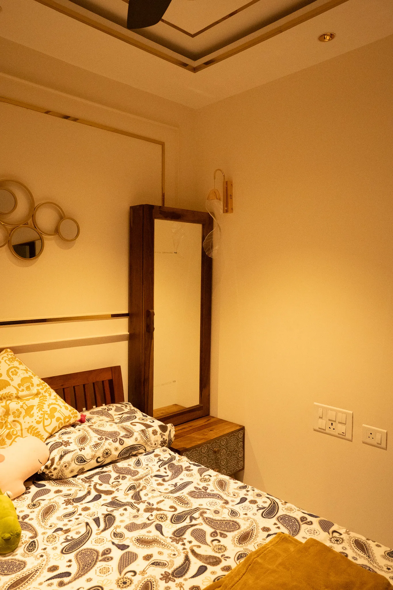 Bedroom dresser with tall mirror — Divyarjuna